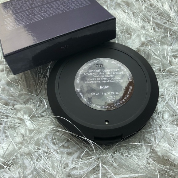 Tarte “smooth operator” pressed finishing powder - Picture 3 of 6